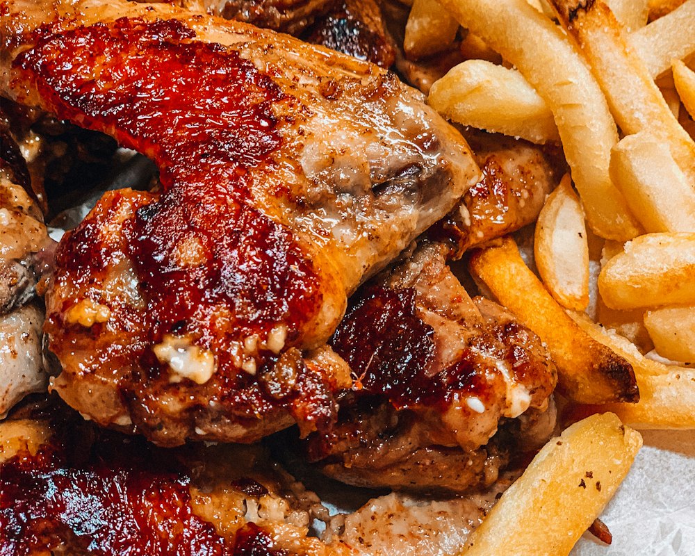Grilled chicken wings with chips
